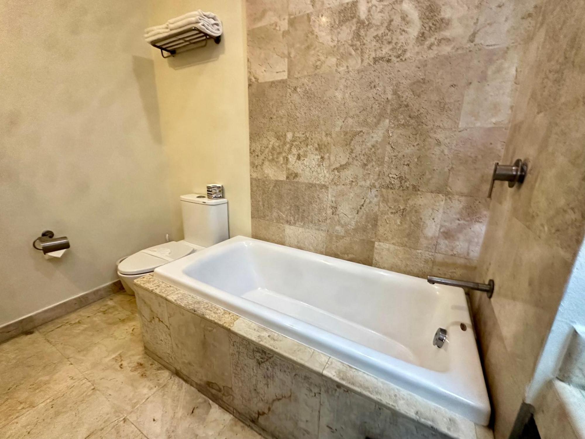 El Faro 103 Surf Ground Floor 2 Bedroom Pool View Apartment *