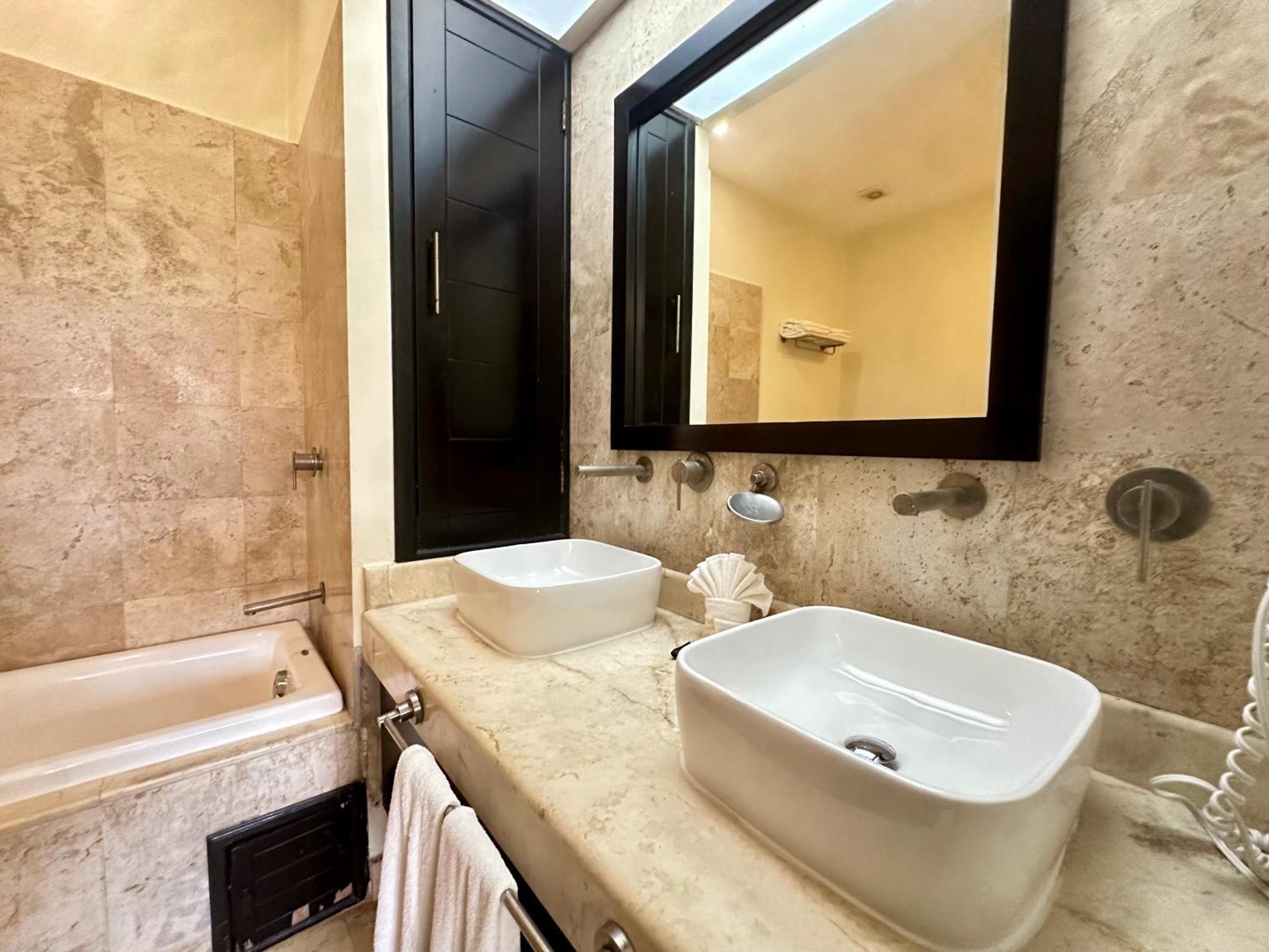 El Faro 103 Surf Ground Floor 2 Bedroom Pool View Apartment