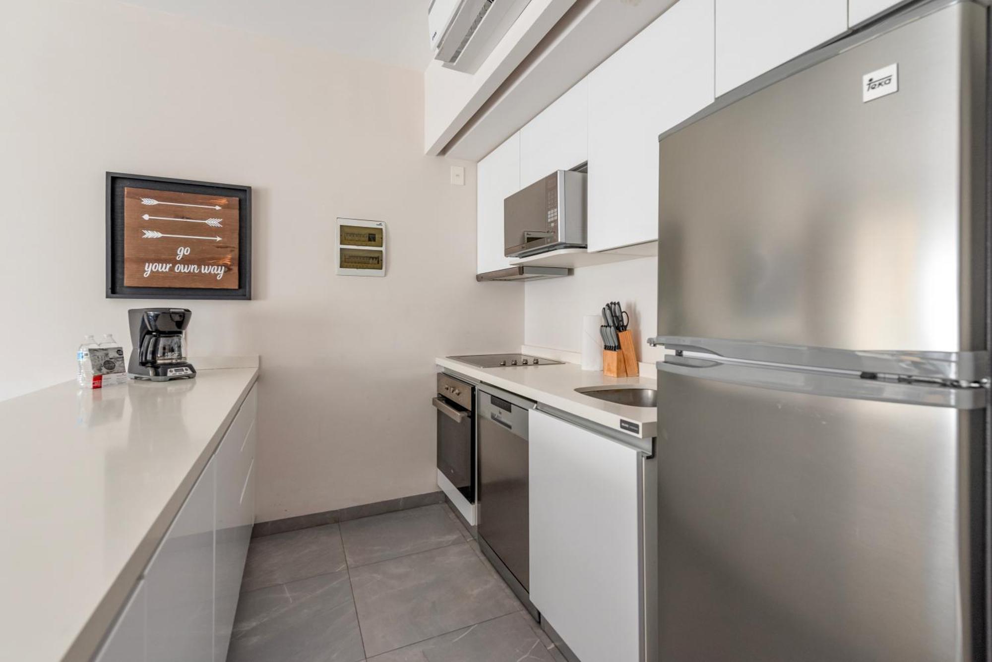 Luxury 2 Hab Cocina Ac Gym Pool Cine Apartment *