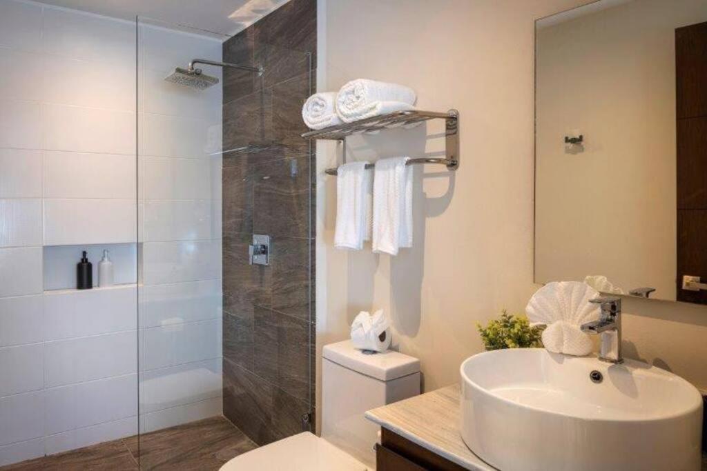 Apartment 5mins To Beach+pool+kingbed+freedisneyplus
