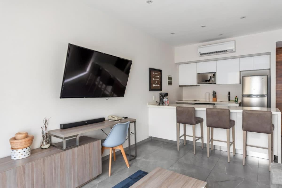 Luxury 1bd Ac Pool Gym Cinema
