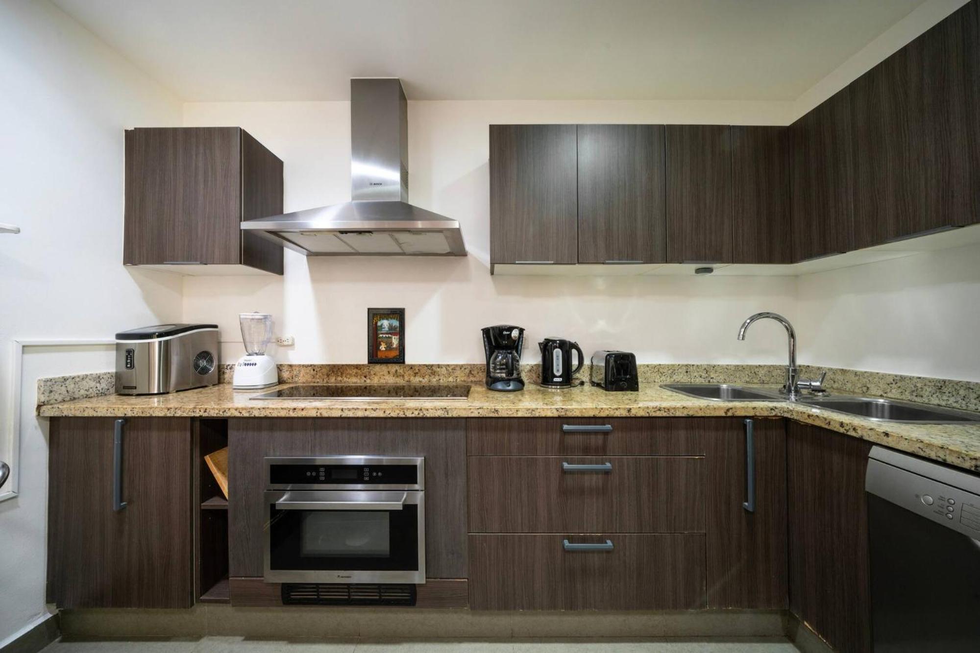 Valentine 5 Star, 4 Pools, Gym, Concierge Services, 24-hr Security Holiday home *