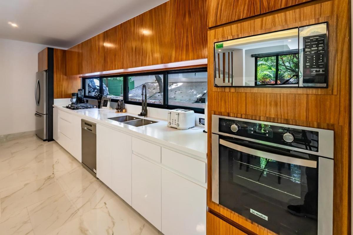 Stunning Modern With Pool And Access Apartment *