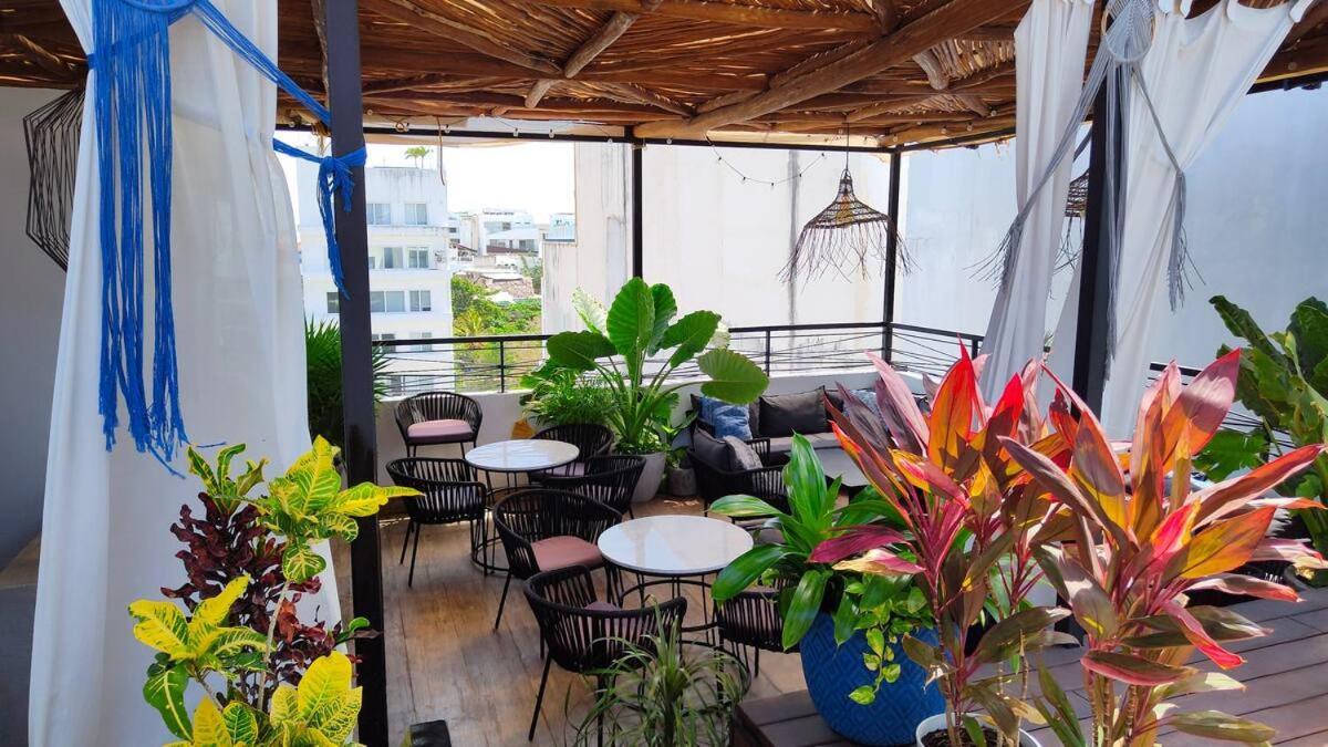 Emiliano42 101 Khách sạn hẻo lánh *