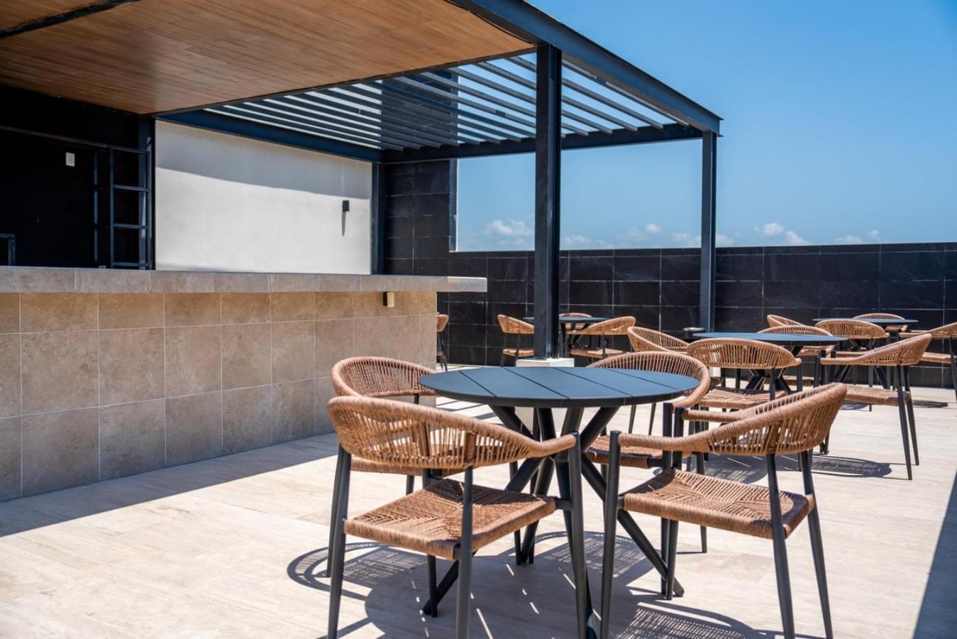 Cozy & W/ Rooftop Infinity Pool & Gym Apartment *