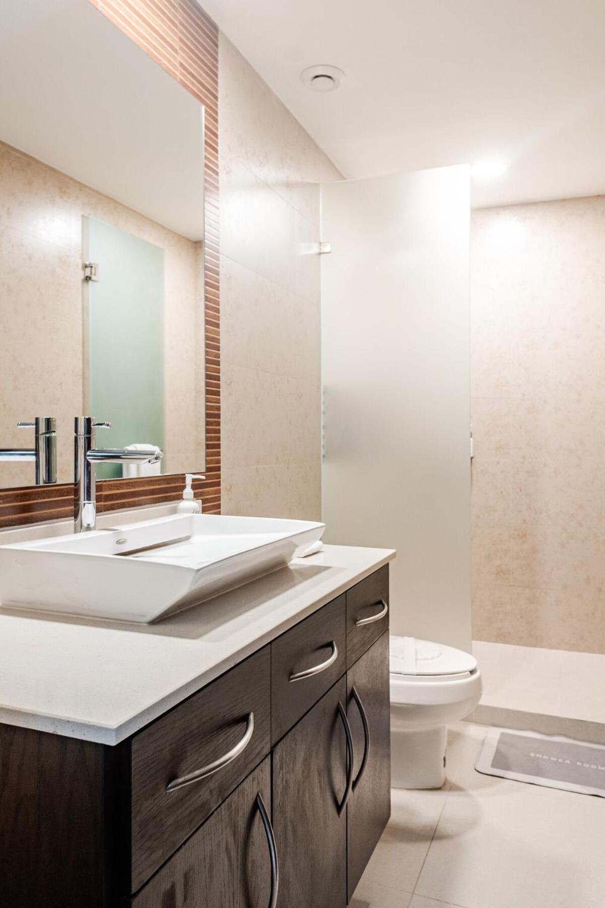 Front 2br 3bath Family Big Pool Jacuzzi Tenis Gym Apartment
