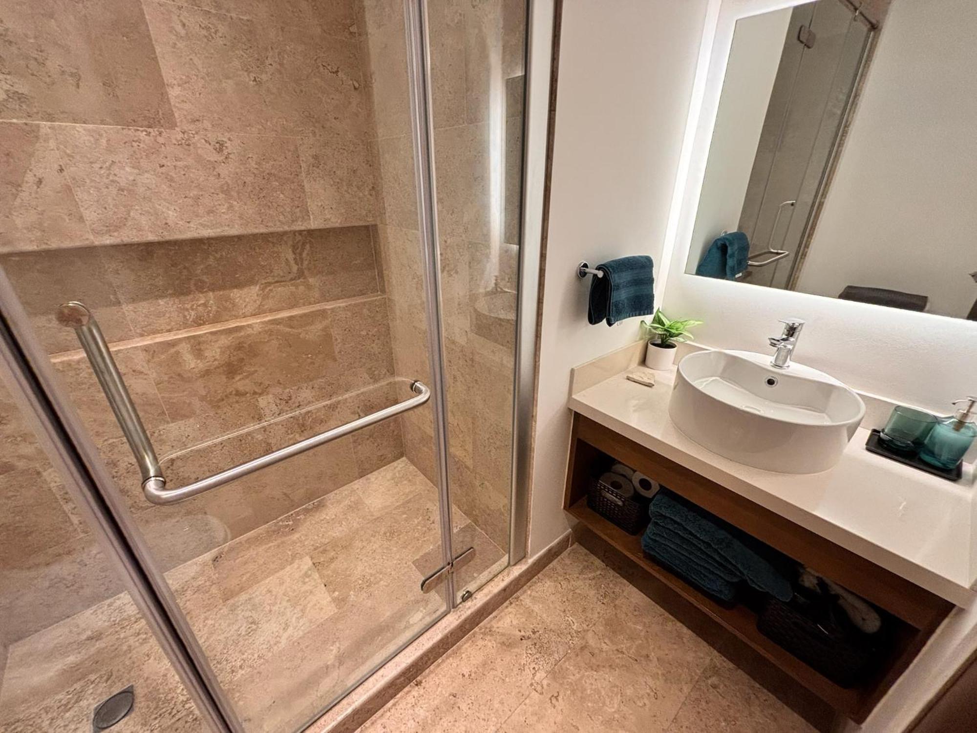 Apartment Modern 2br 1 Block From 5th Ave Wt Pool, Gym N Fast Wifi Playa del Carmen