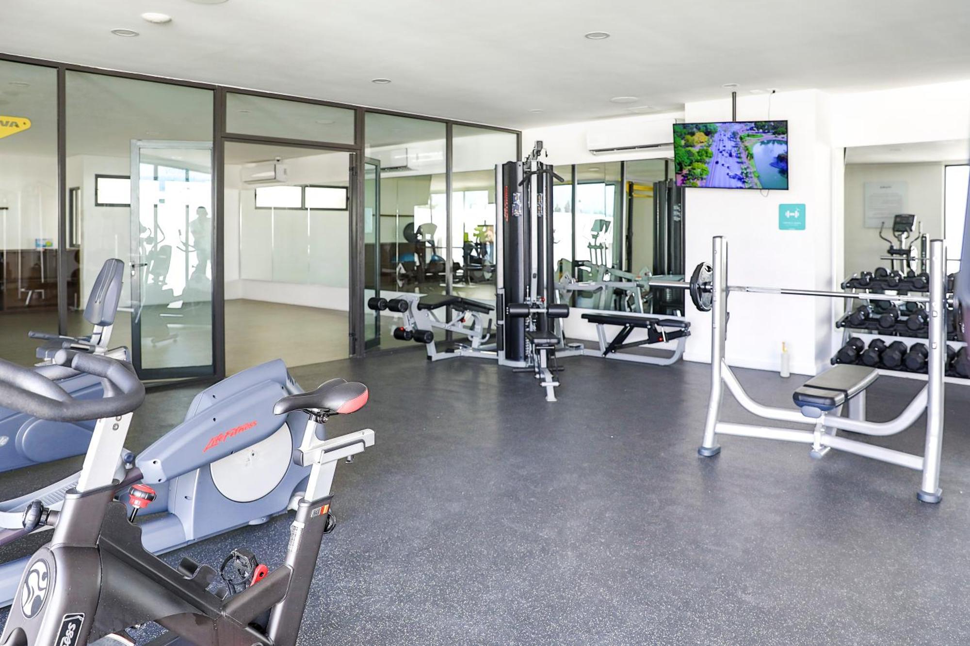 Modern 2br 1 Block From 5th Ave Wt Pool, Gym N Fast Wifi Apartment