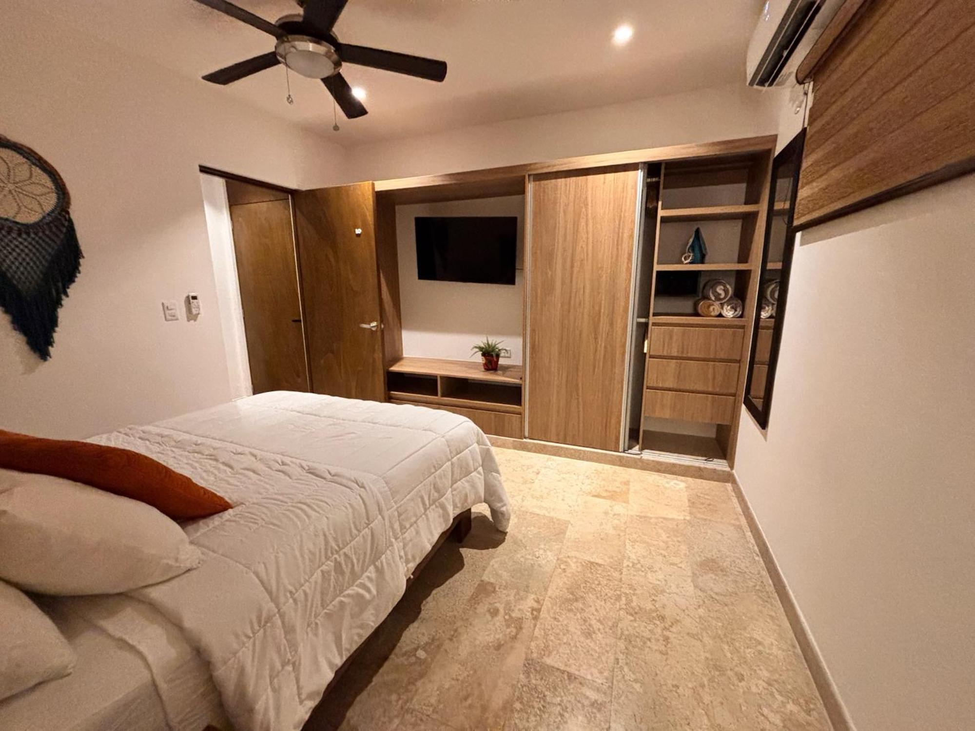 Modern 2br 1 Block From 5th Ave Wt Pool, Gym N Fast Wifi Apartment Playa del Carmen