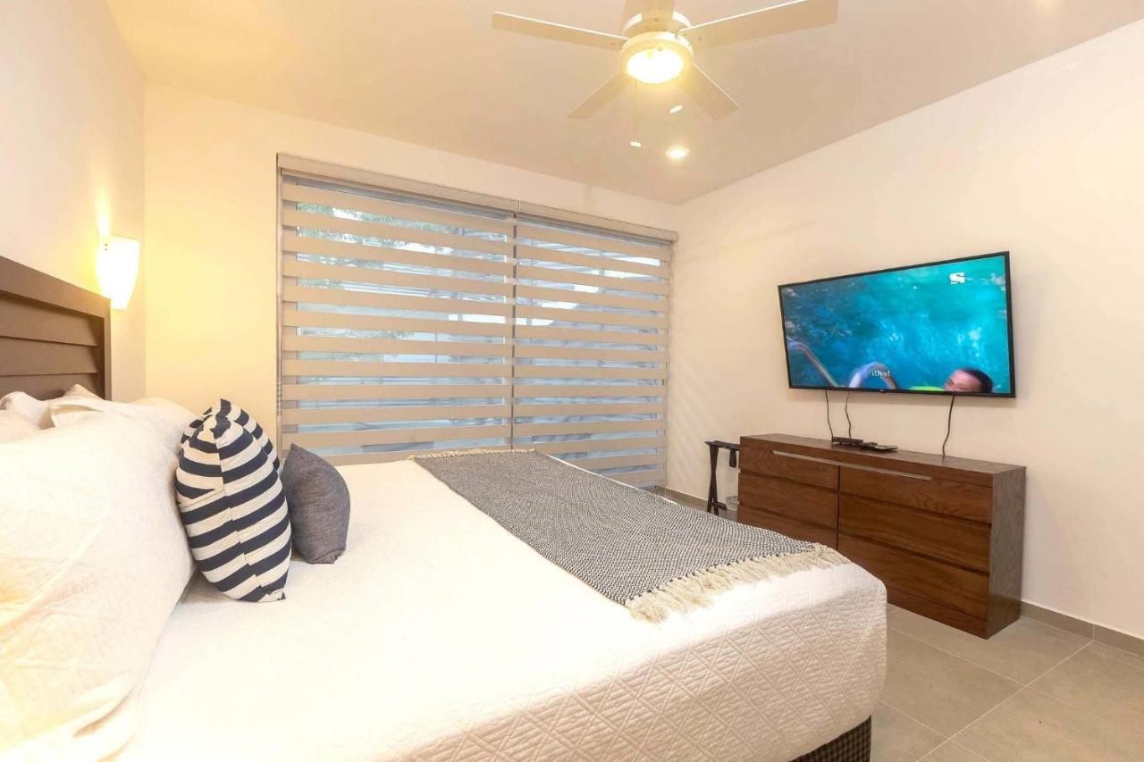 One Bedroom, Great Location, Large Roof Pool With Beautiful Views, Gym Included