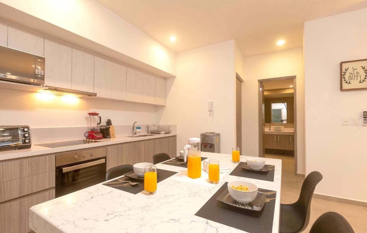 One Bedroom, Great Location, Large Roof Pool With Beautiful Views, Gym Included Holiday home Playa del Carmen