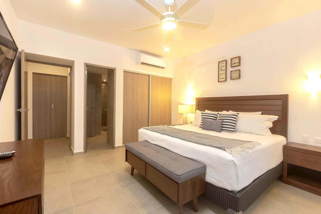 One Bedroom, Great Location, Large Roof Pool With Beautiful Views, Gym Included *