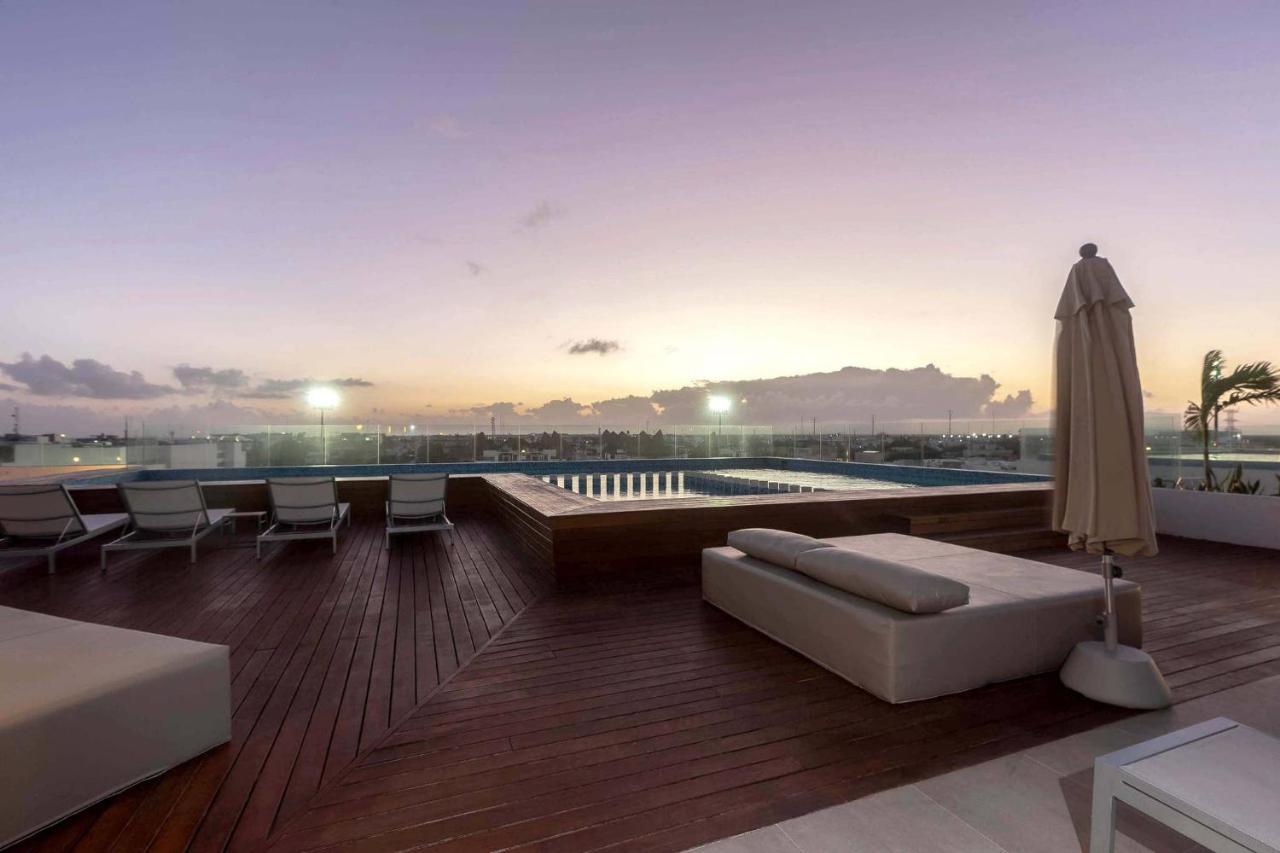 One Bedroom, Great Location, Large Roof Pool With Beautiful Views, Gym Included *