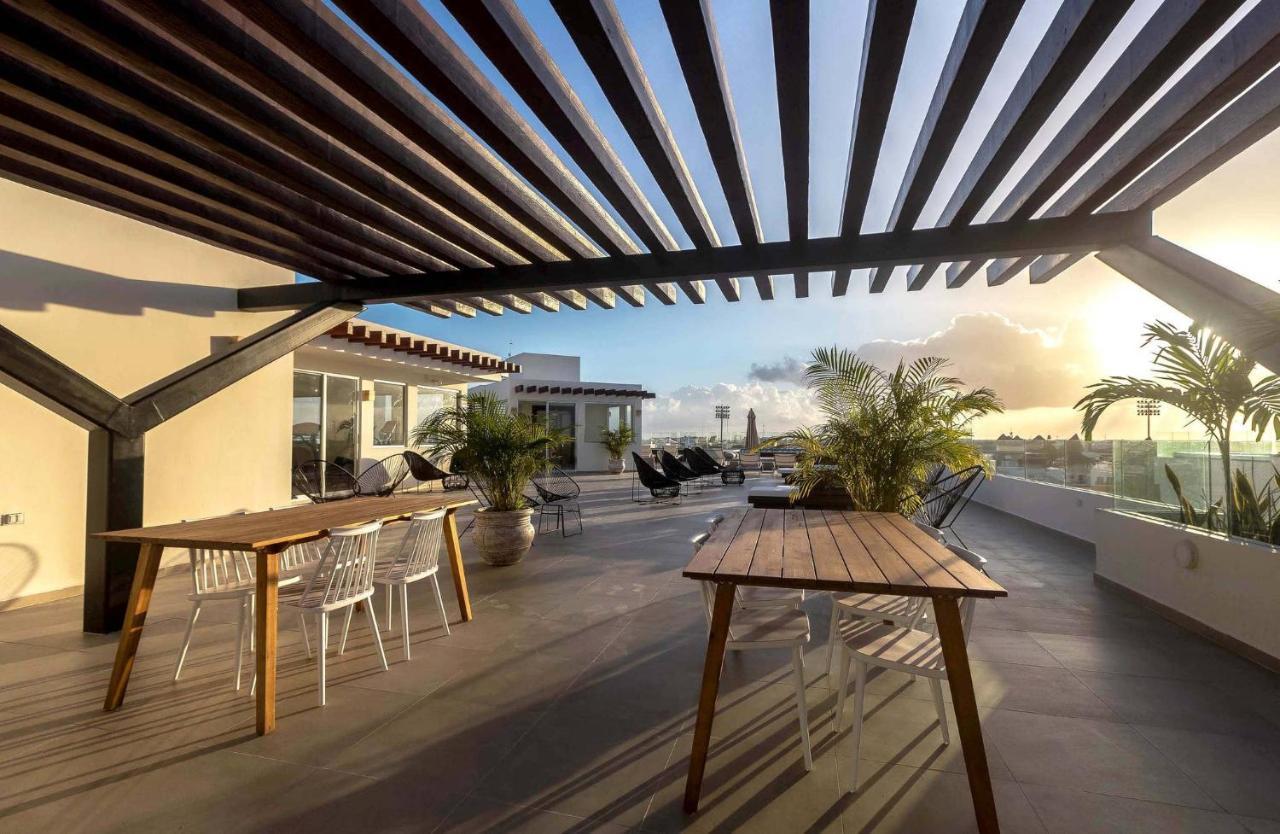 One Bedroom, Great Location, Large Roof Pool With Beautiful Views, Gym Included *