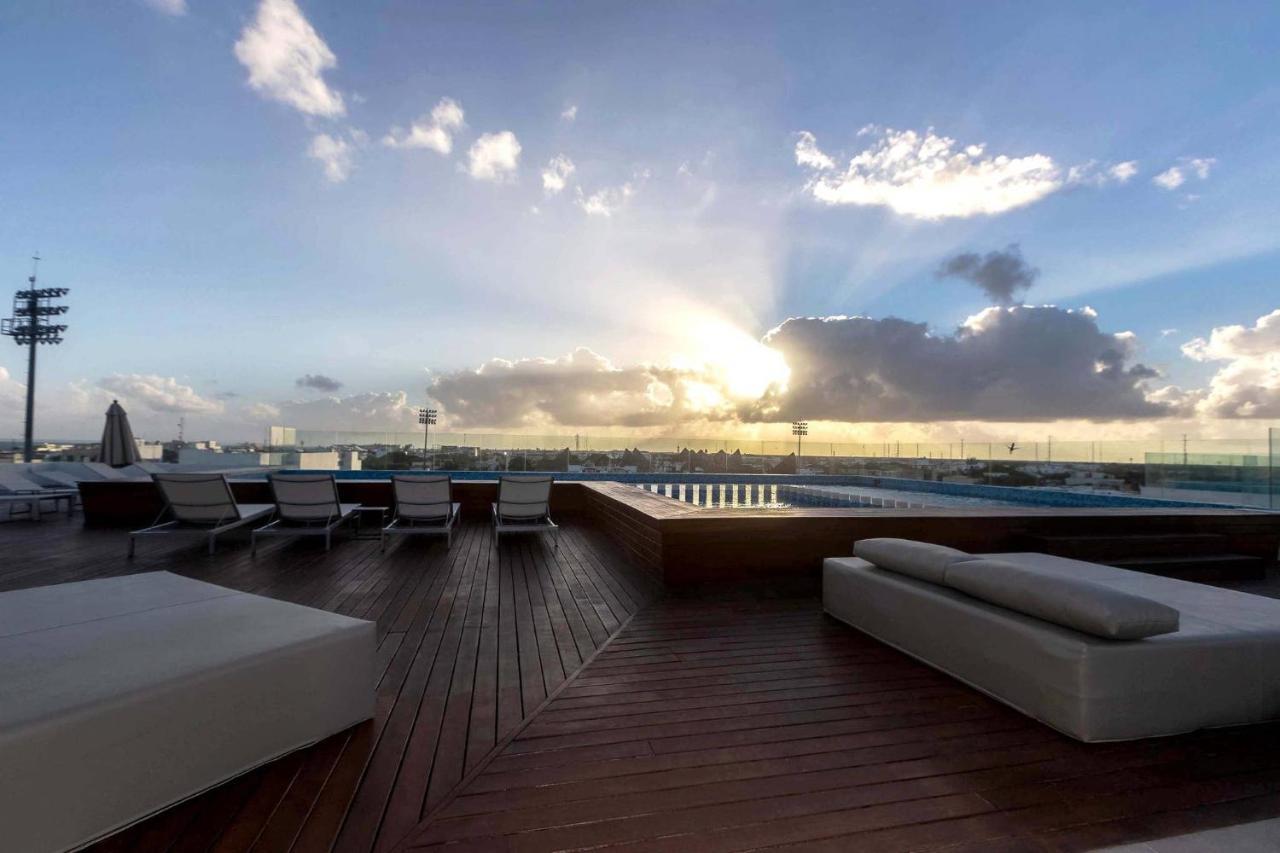 One Bedroom, Great Location, Large Roof Pool With Beautiful Views, Gym Included * Playa del Carmen