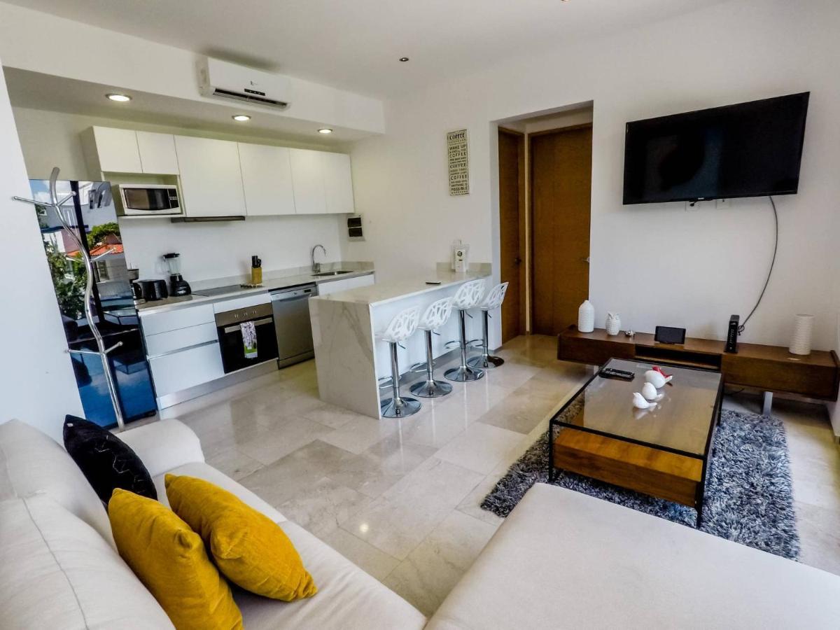 Apartment Lovely 1 Bedroom Apartment, 3 Blocks To Mamitas, Roof Pool Views, Bbq