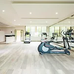 Palmarena Rooms & Residences - Long Stay Comfort With Parking, Sauna, Gym & Pool - Steps From 5Th Avenue