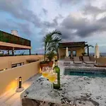 “Singular Joy” Amazing Location And Roof Top