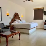 Pelicano Inn Playa Del Carmen - Beachfront Hotel