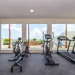 Penthouse With Jungle View Terrace Gym Pool Hottub