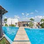 Luxury Condo 1Br 100Mb Gym Sauna Rooftop Pool