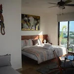 Stylish Ocean-View Studio - Steps From 5Th Avenue