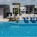 Luxury Dep Whit Pool