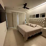 5Th Avenue Quiet Luxury With Jacuzzi Beachfront