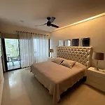 5Th Avenue Quiet Luxury With Jacuzzi Beachfront