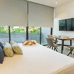 Vibrant Studio Near 5Th Avenue