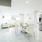 Palmarena Rooms & Residences - Long Stay Comfort With Parking, Sauna, Gym & Pool - Steps From 5Th Avenue