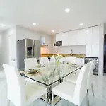 Palmarena Rooms & Residences - Long Stay Comfort With Parking, Sauna, Gym & Pool - Steps From 5Th Avenue