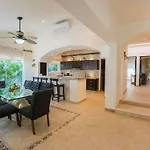 Paraiso Villa By Chezplaya