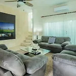 Paraiso Villa By Chezplaya