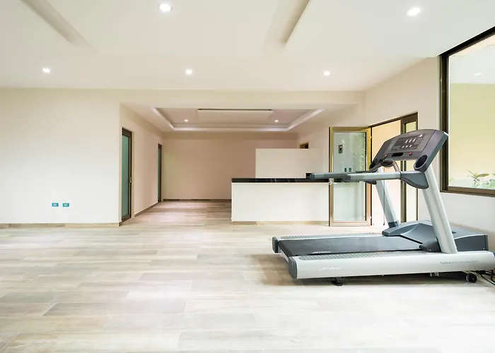 Palmarena Rooms & Residences - Long Stay Comfort With Parking, Sauna, Gym & Pool - Steps From 5Th Avenue
