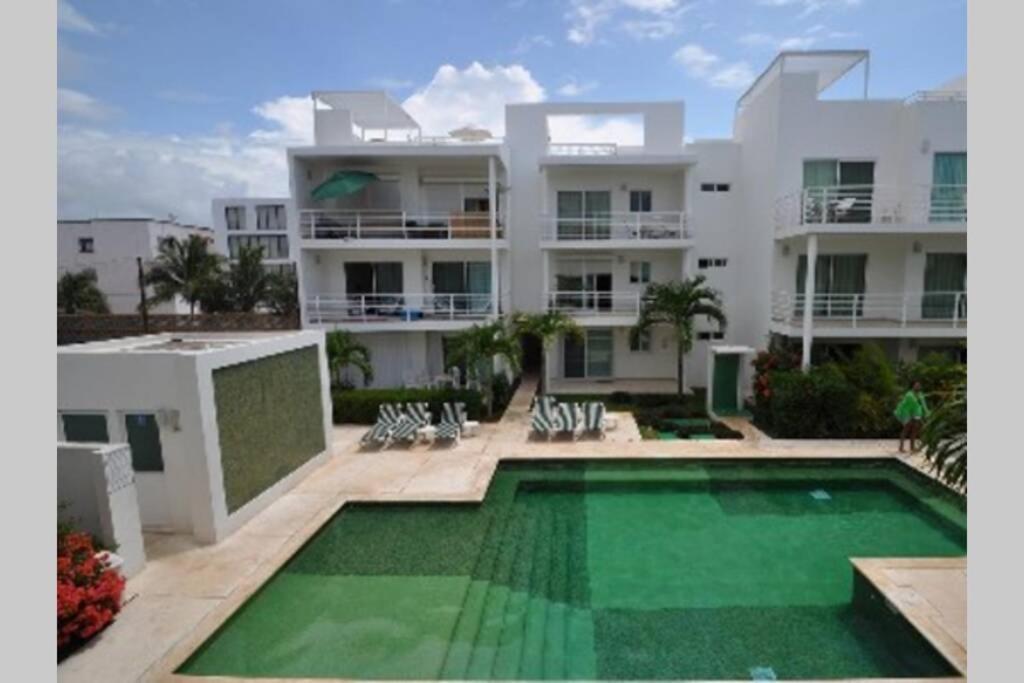 Poolside Tranquil In Apartment *