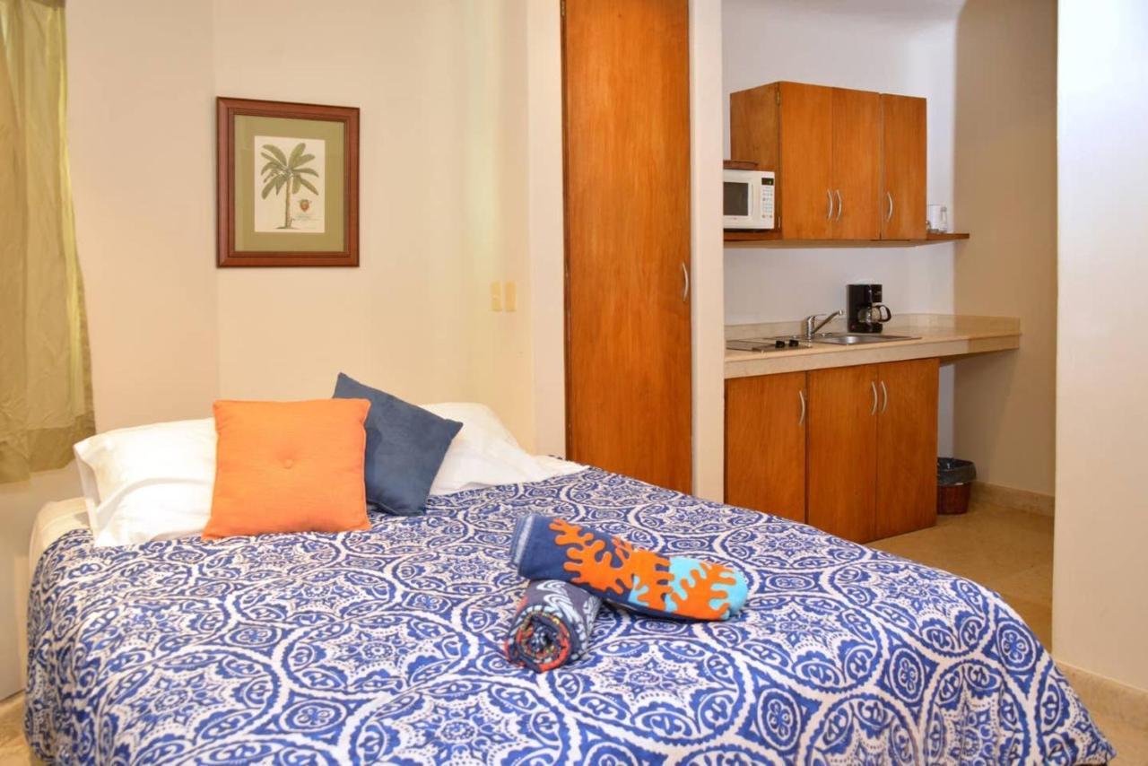 Blue Palms Suites, Pool Onsite, Steps To The & 5th Ave Apartment