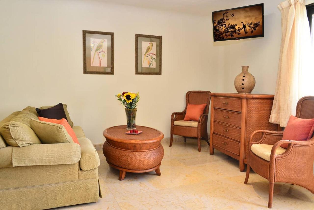 Blue Palms Suites, Pool Onsite, Steps To The & 5th Ave *