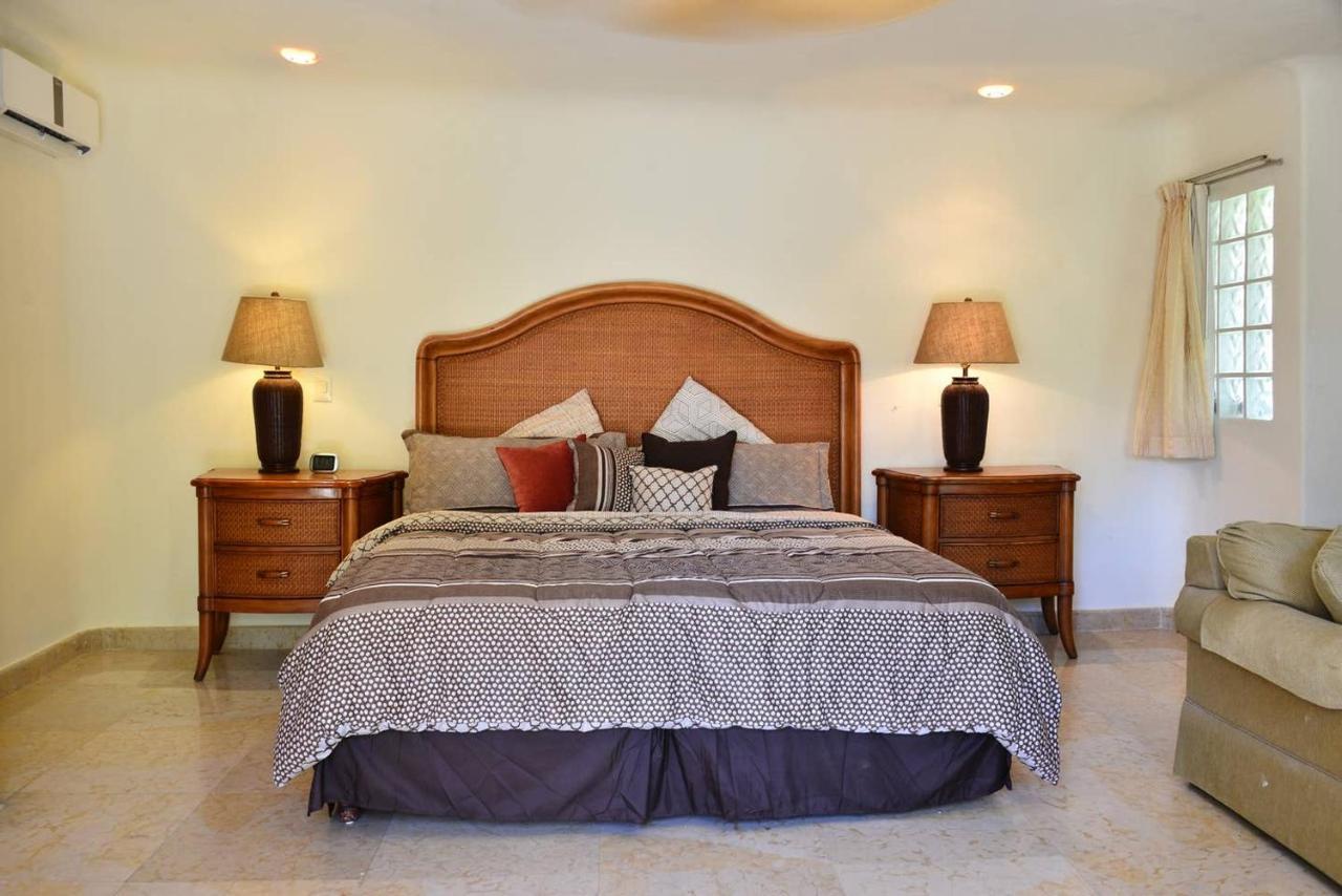 Blue Palms Suites, Pool Onsite, Steps To The & 5th Ave