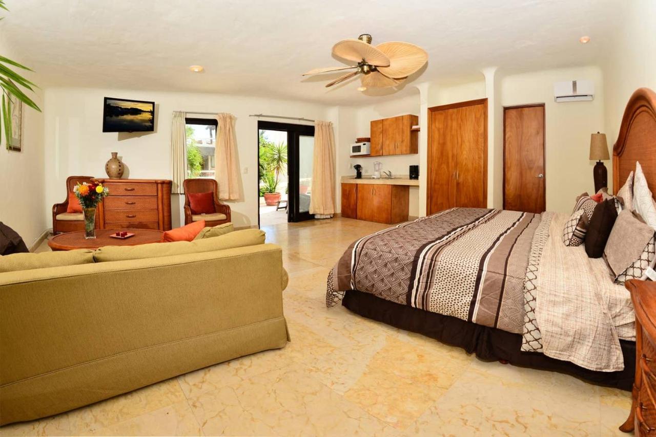 Blue Palms Suites, Pool Onsite, Steps To The & 5th Ave Apartment