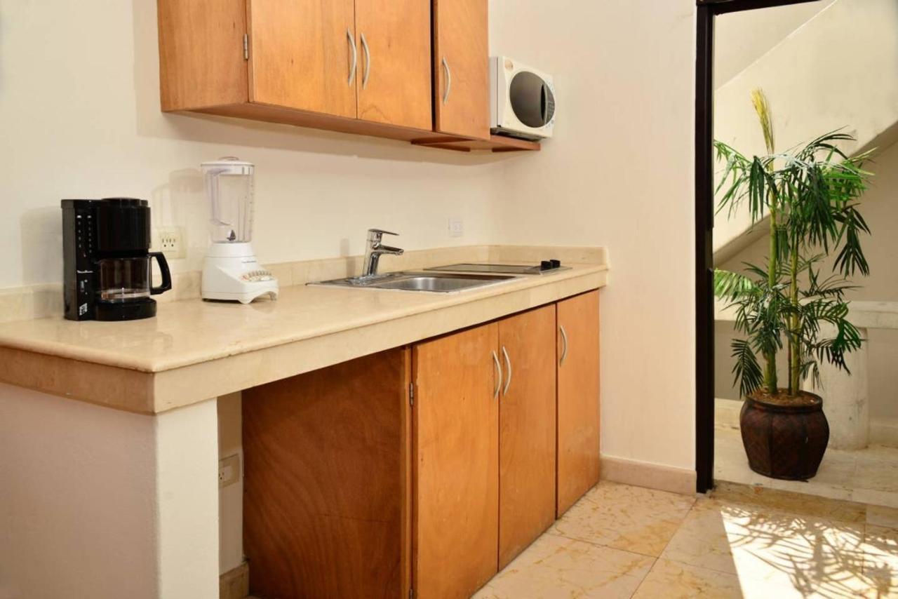 Blue Palms Suites, Pool Onsite, Steps To The & 5th Ave Apartment