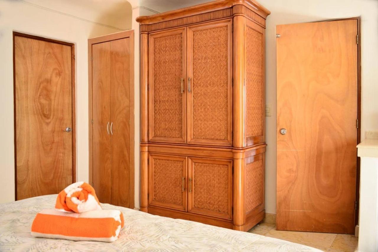 Blue Palms Suites, Pool Onsite, Steps To The & 5th Ave Apartment *
