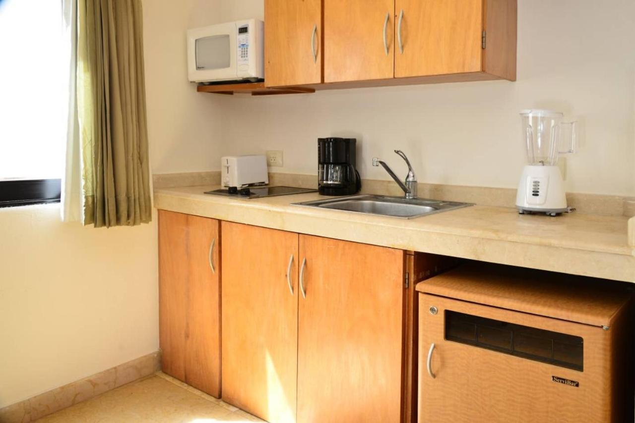 Blue Palms Suites, Pool Onsite, Steps To The & 5th Ave Apartment