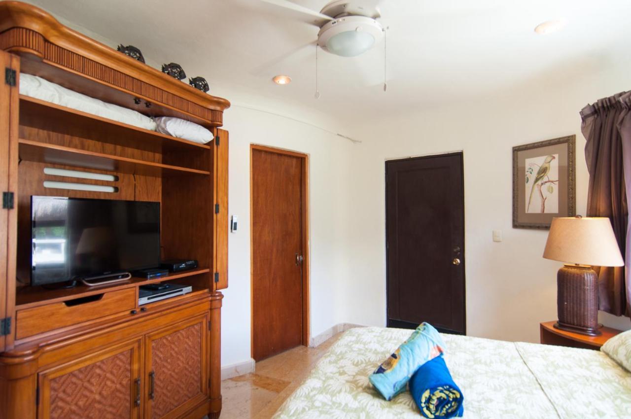 Blue Palms Suites, Pool Onsite, Steps To The & 5th Ave Apartment
