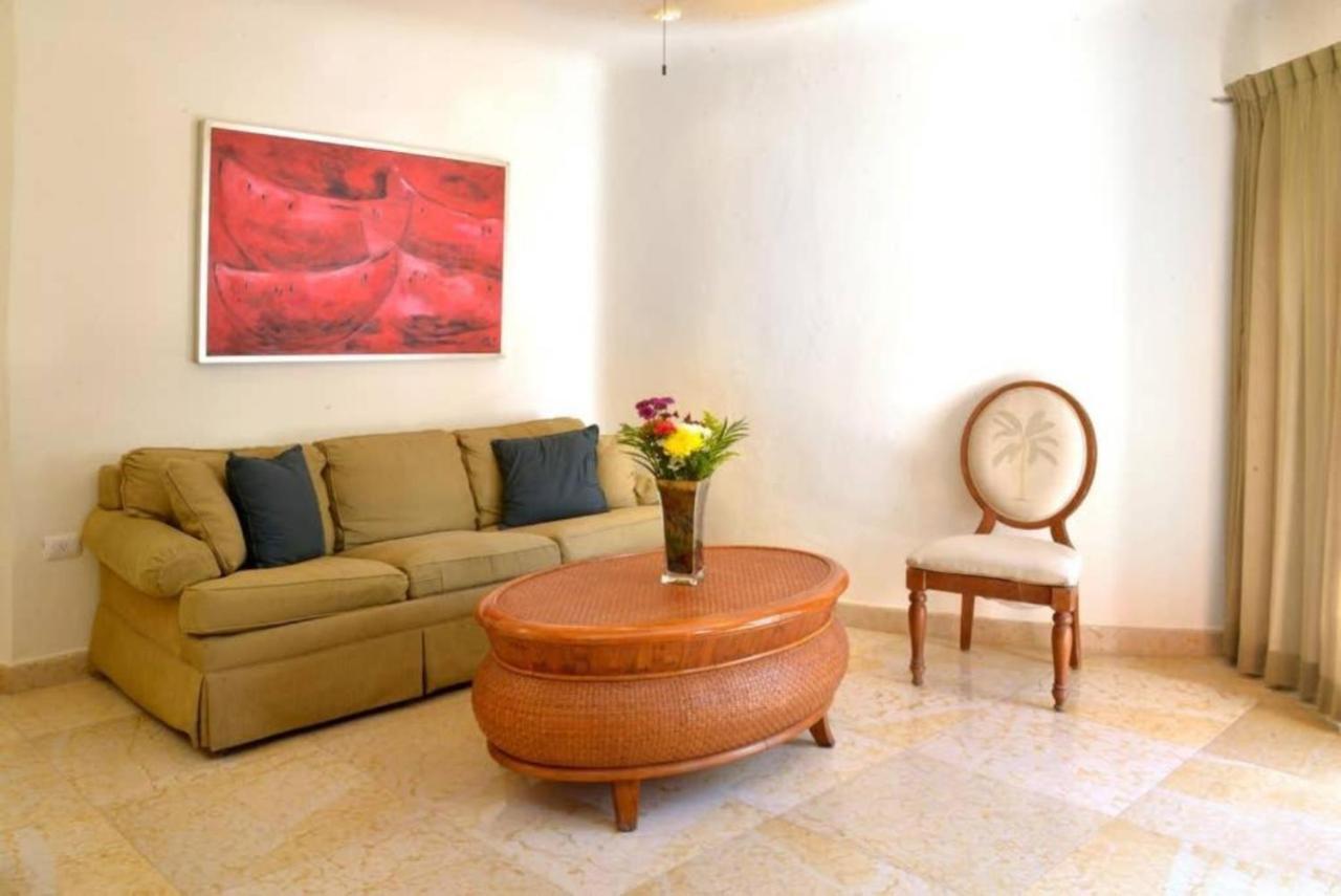 Blue Palms Suites, Pool Onsite, Steps To The & 5th Ave