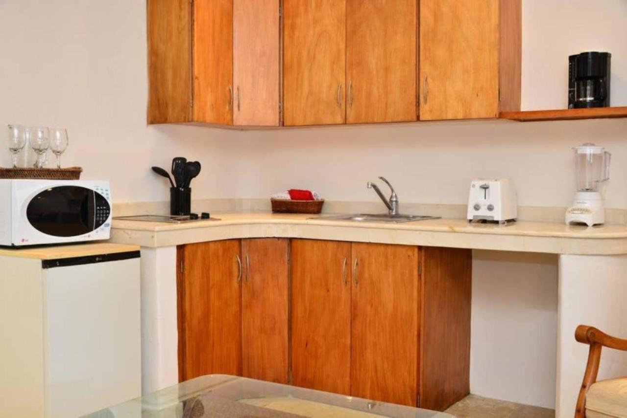 Blue Palms Suites, Pool Onsite, Steps To The & 5th Ave Apartment *