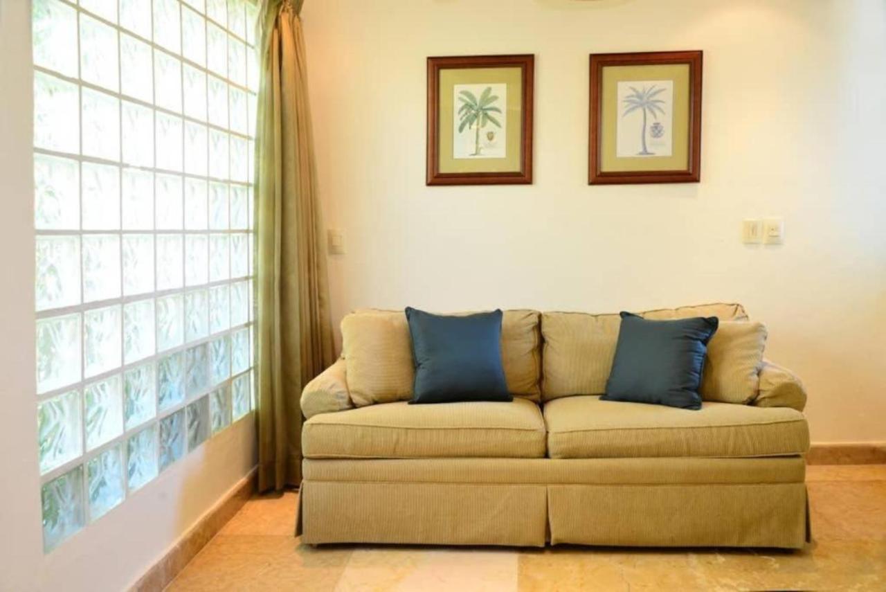 Blue Palms Suites, Pool Onsite, Steps To The & 5th Ave Apartment