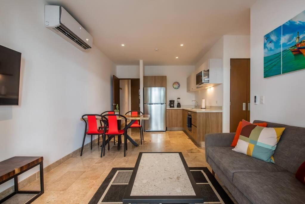 Ipana Condo, Rooftop Pools, Gym, Walk To Apartment