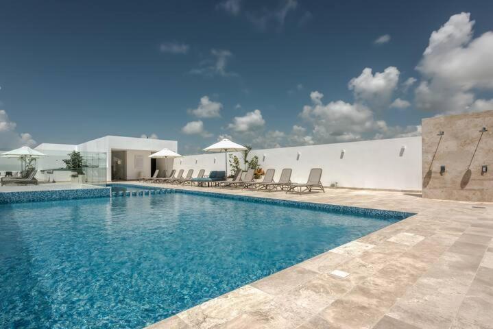 Ipana Condo, Rooftop Pools, Gym, Walk To Apartment *