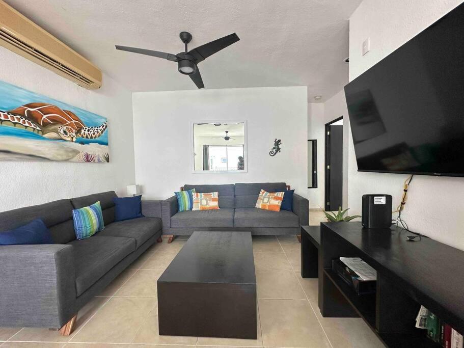 G302 - Perfectly Located Penthouse With Heated Pool! Apartamento